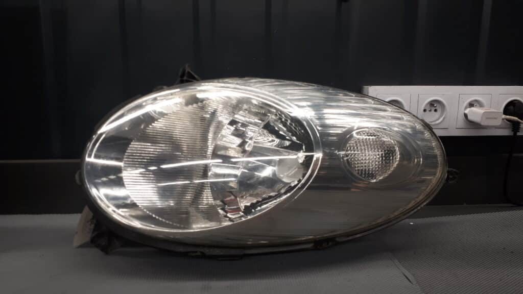 26010ax700 reflektor prawy Nissan Micra K12