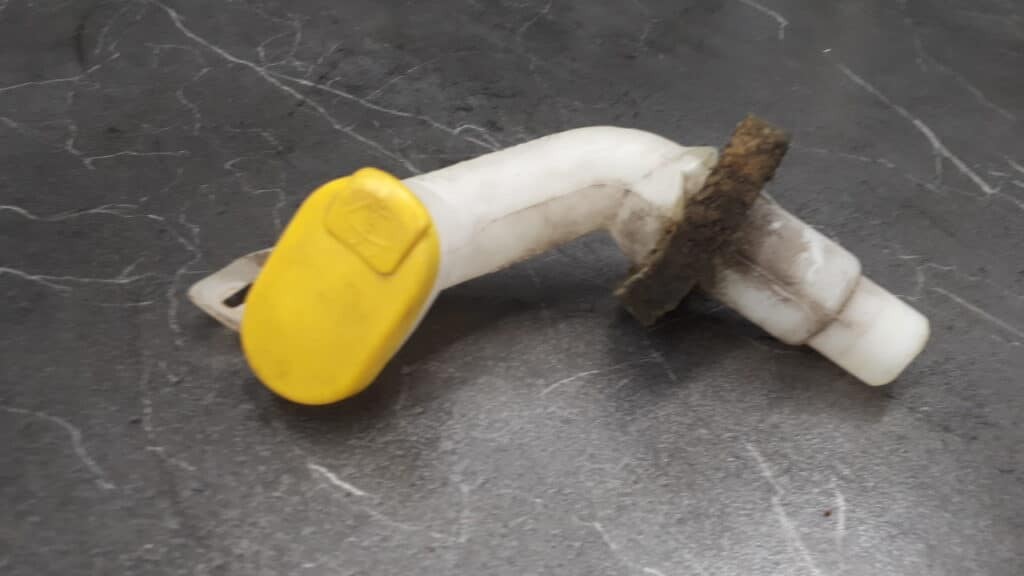 7700835445 wlew płynu spryskiwaczy Renault Megane I