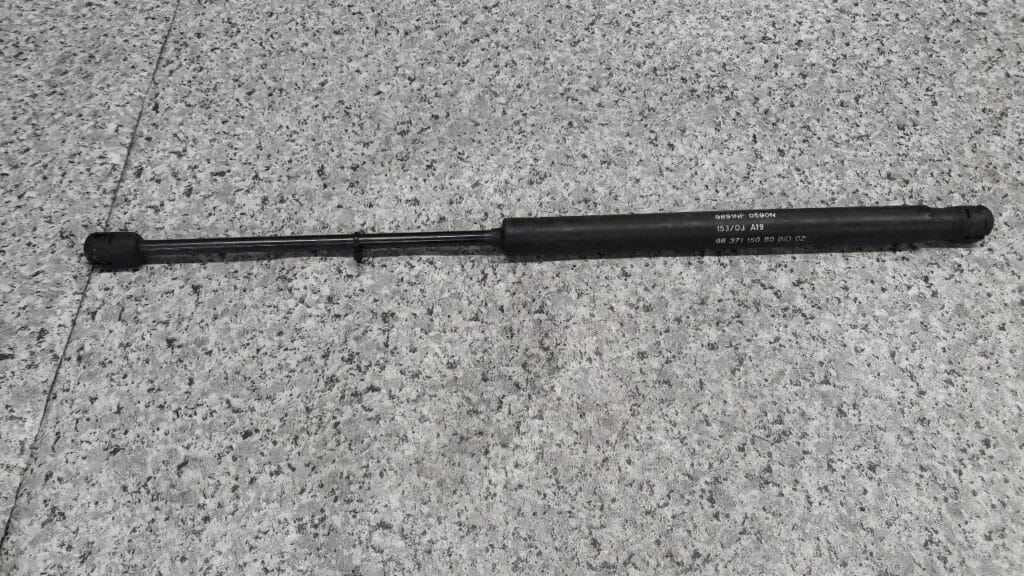 silownik klapy bagaznika peugeot 206