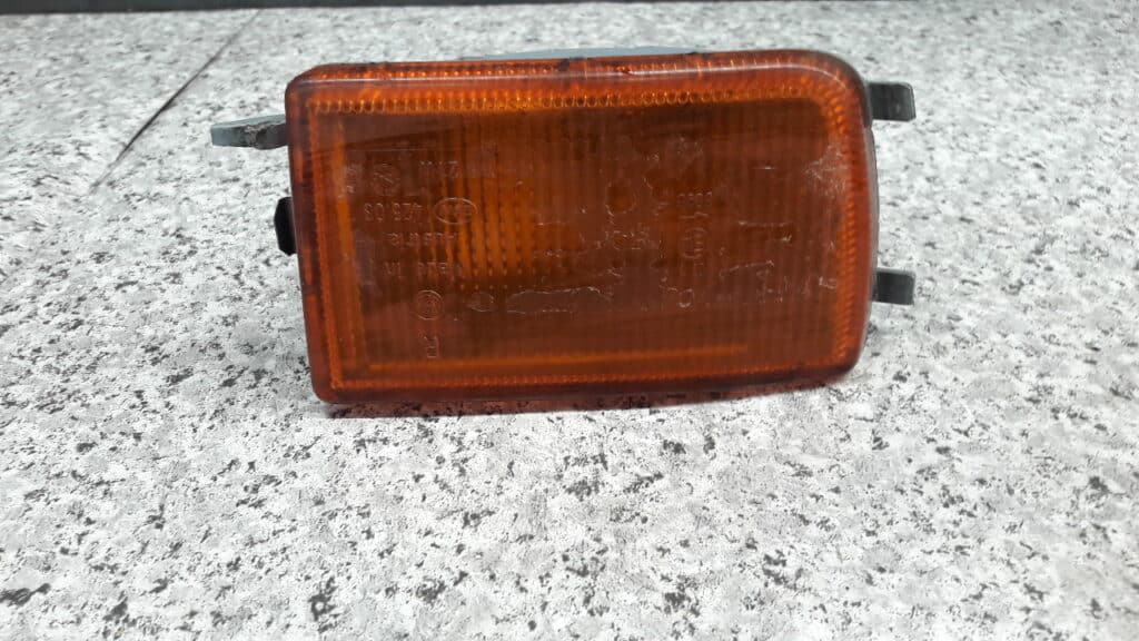 1H0953156B Kierunkowskaz prawy VW GOLF III 93r