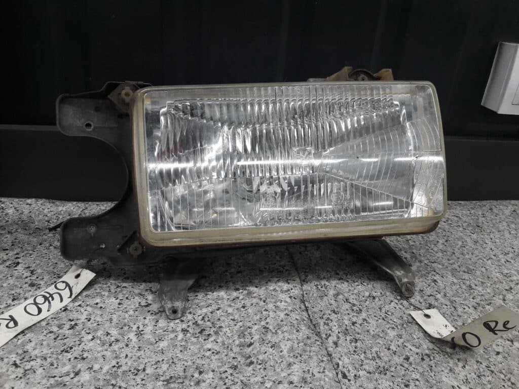 reflektor prawy audi 80 b2 hella