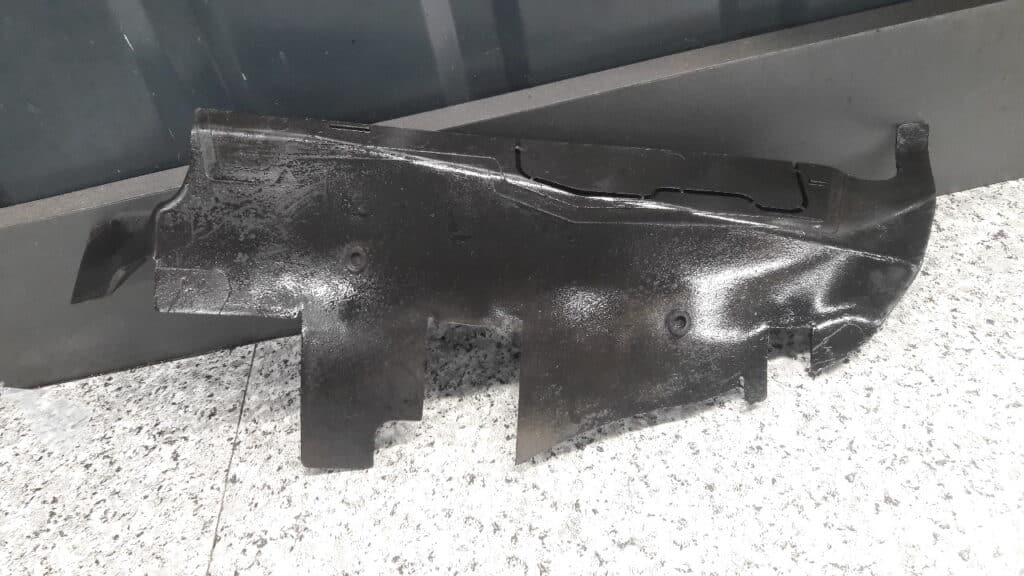 8D0121284 Kierownica powietrza prawa Audi A4 B5