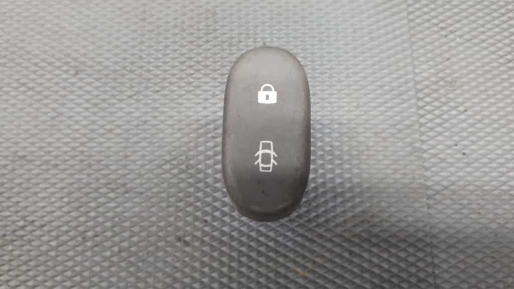 038167A przycisk centralnego renault clio