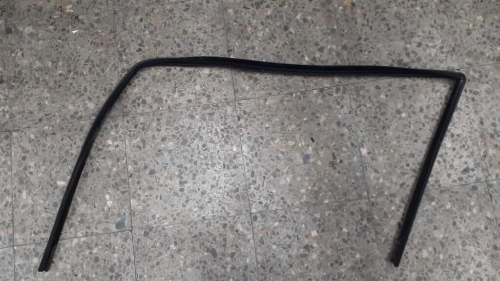 uszczelka szyby prawy przod Mercedes w203 kombi