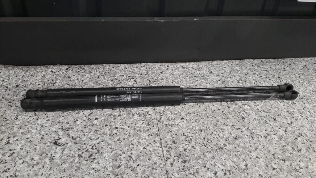 8517ux siłownik klapy bagaznika alfa romeo 147
