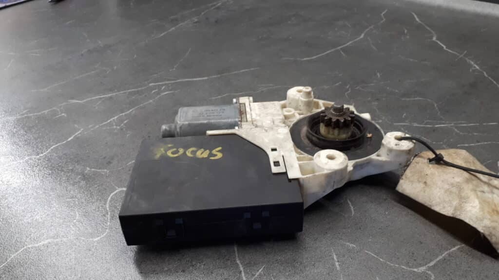 0130822214 Silniczek szyby ford focus mk2