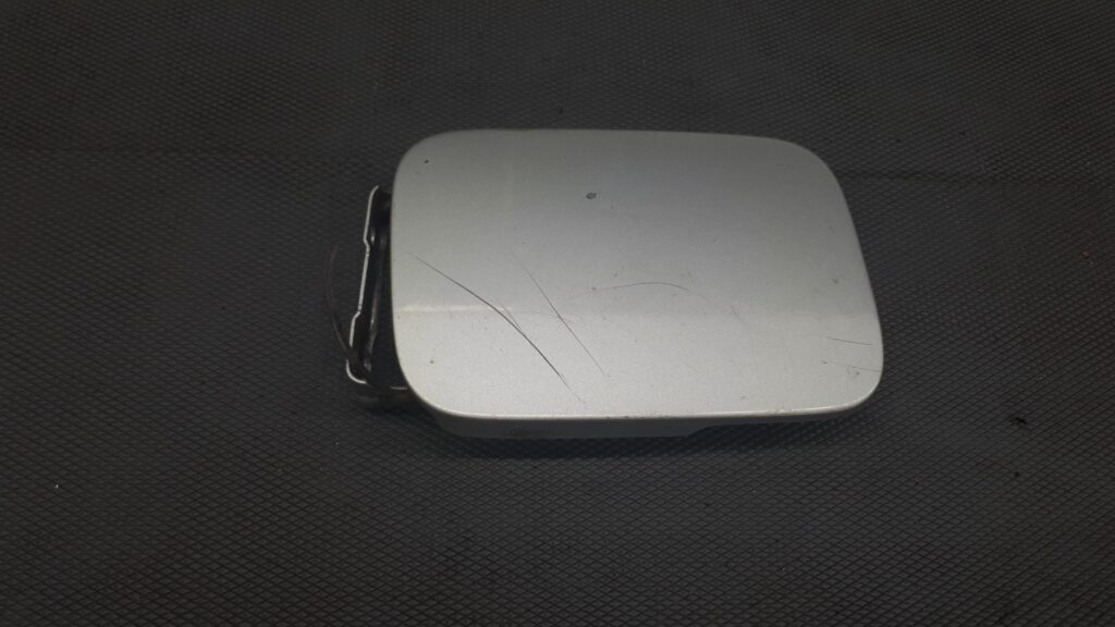 A1685840439 klapka wlewu paliwa mercedes w168 03r