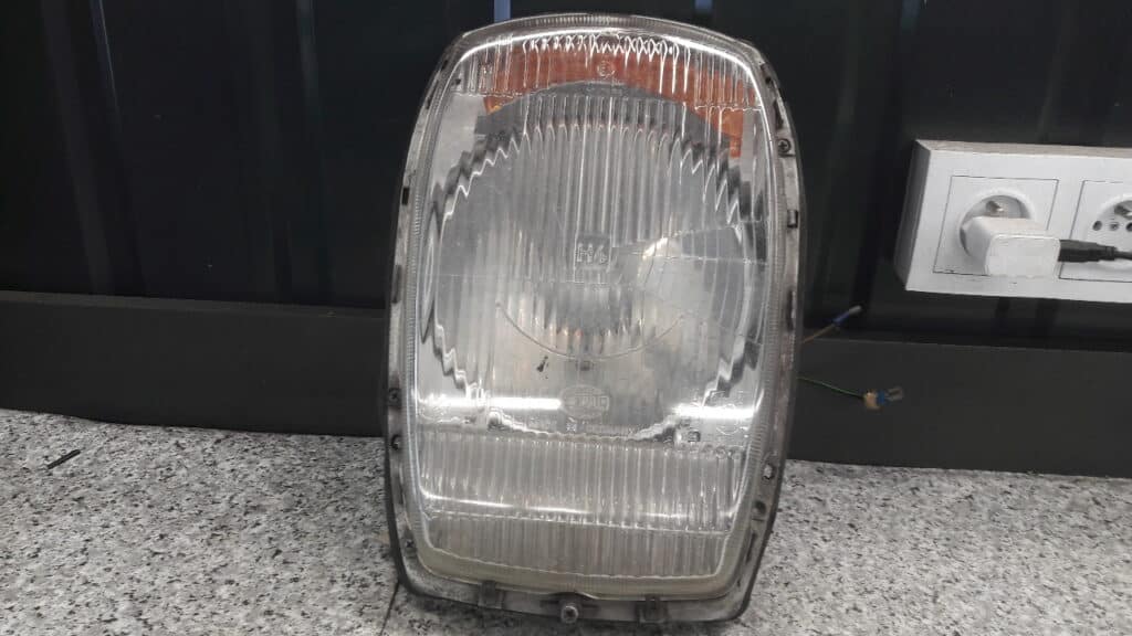 reflektor prawy mercedes w114 hella 70r
