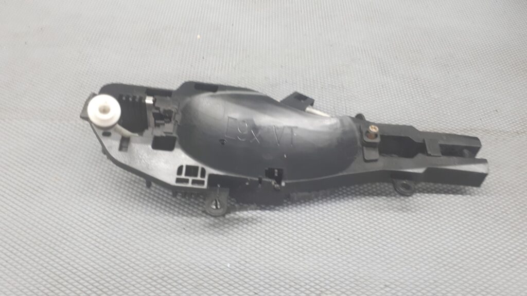 mechanizm klamki drzwi prawy przod bmw e90