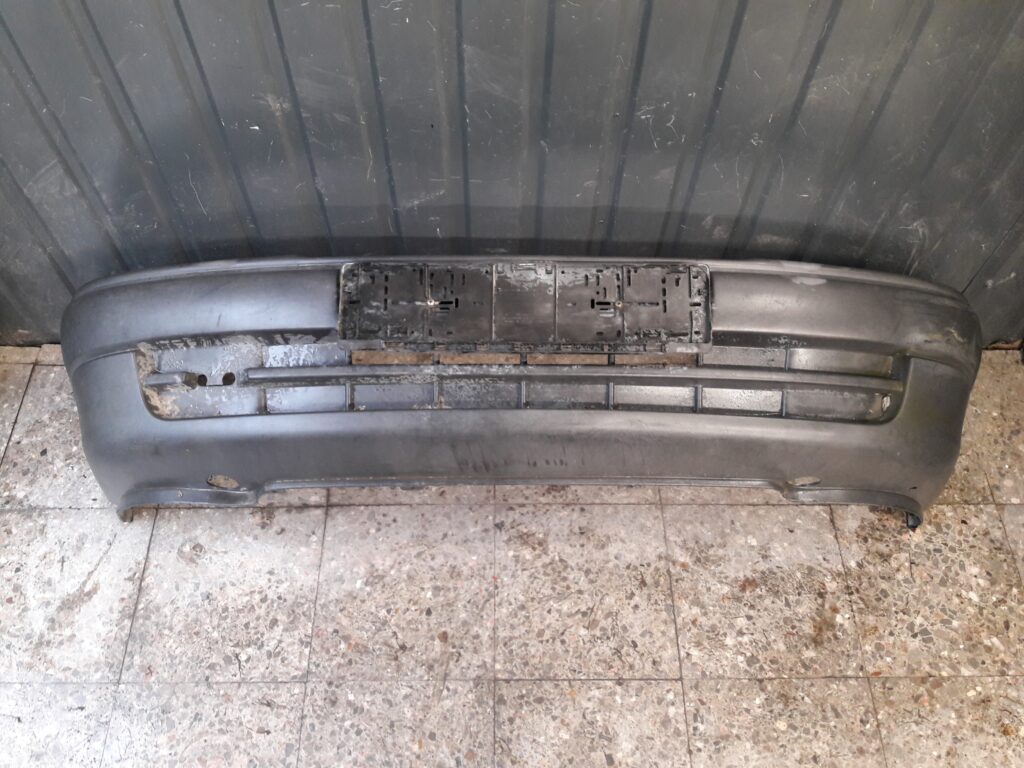 90380318 zderzak przód opel astra f czarny
