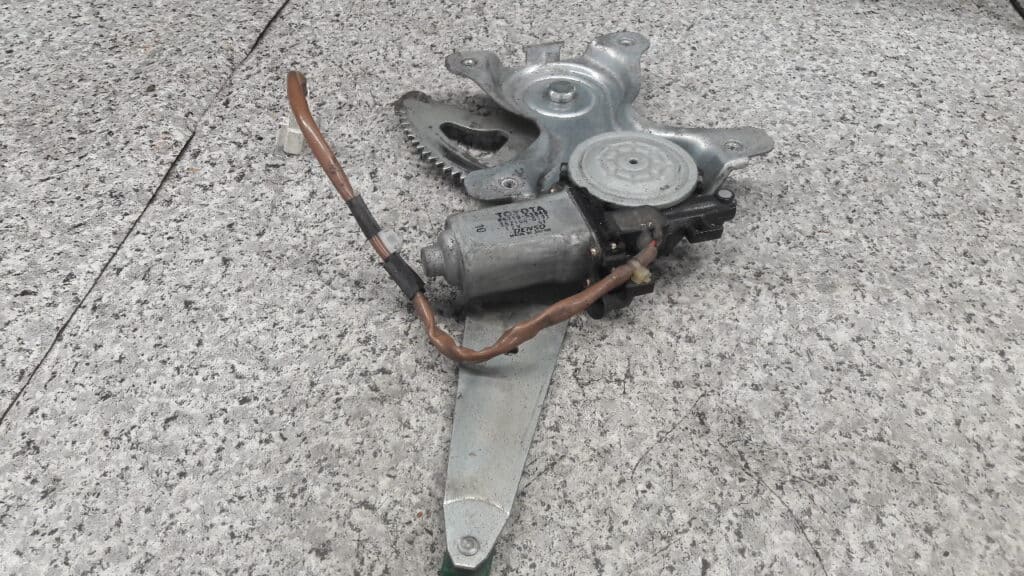 85710-53040 mechanizm szyby prawy tyl lexus is300