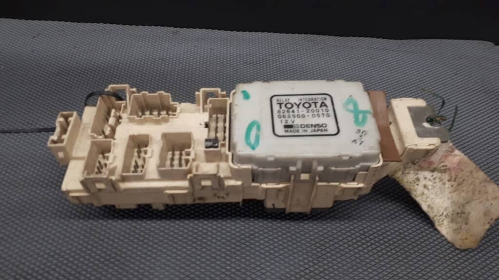 82641-20010 skrzynka bezpiecznikow Toyota Camry 89r