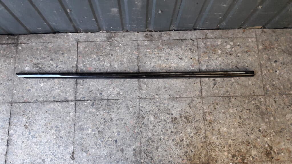 A1677205808 Listwa drzwi prawy przód w167