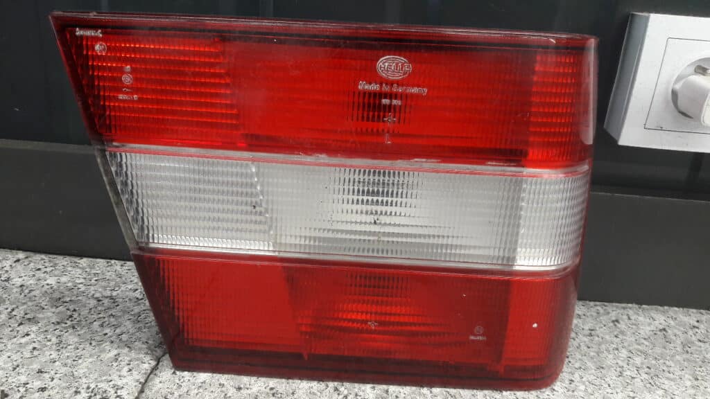 3534092 Lampa klapy lewy tyl Volvo 940 s90 hella