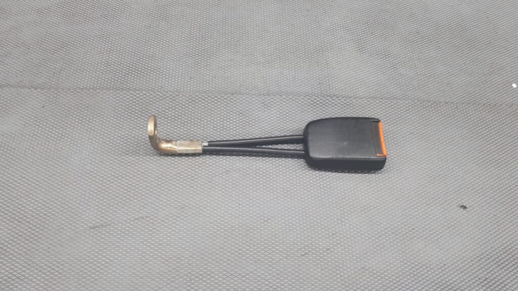 893857739E klamra pasa srodkowy tyl AUDI 80 B4