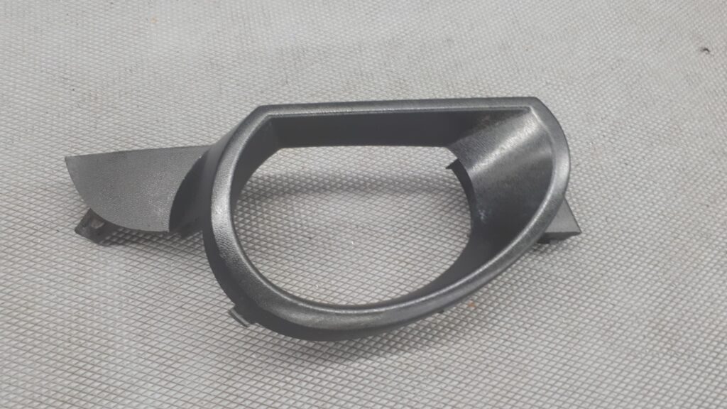4lo807490 ramka halogenu prawa audi q7