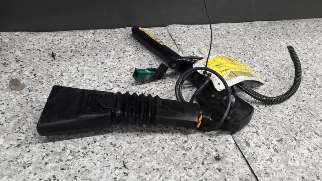 09114886 napinacz pasa prawy przód opel corsa C
