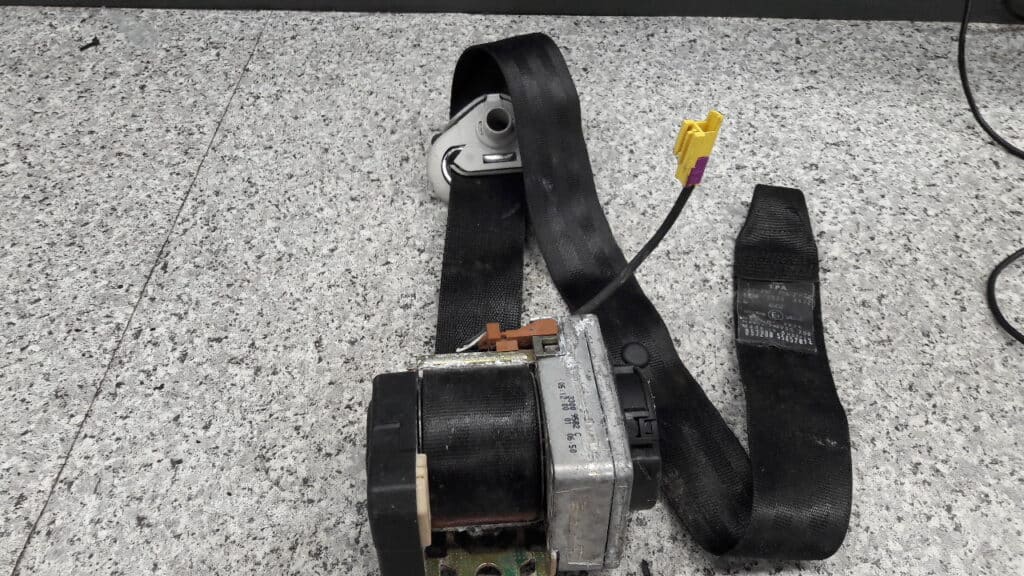 pas bezpieczenstwa prawy przod vw golf 2000