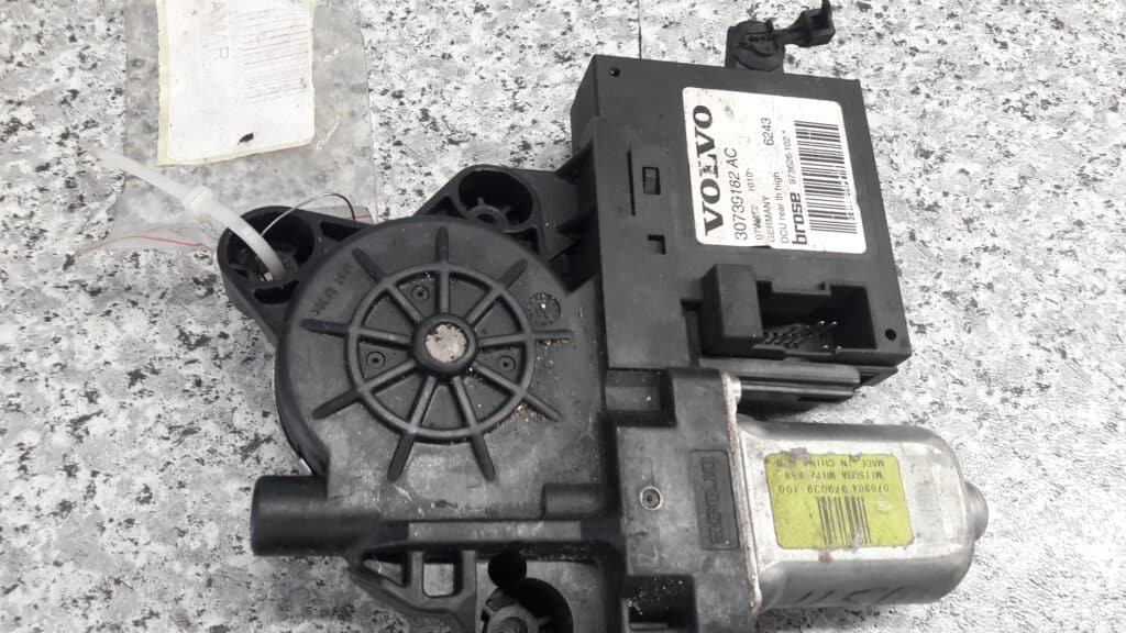 30739182AC silniczek szyby lewy tyl VOLVO V50 07