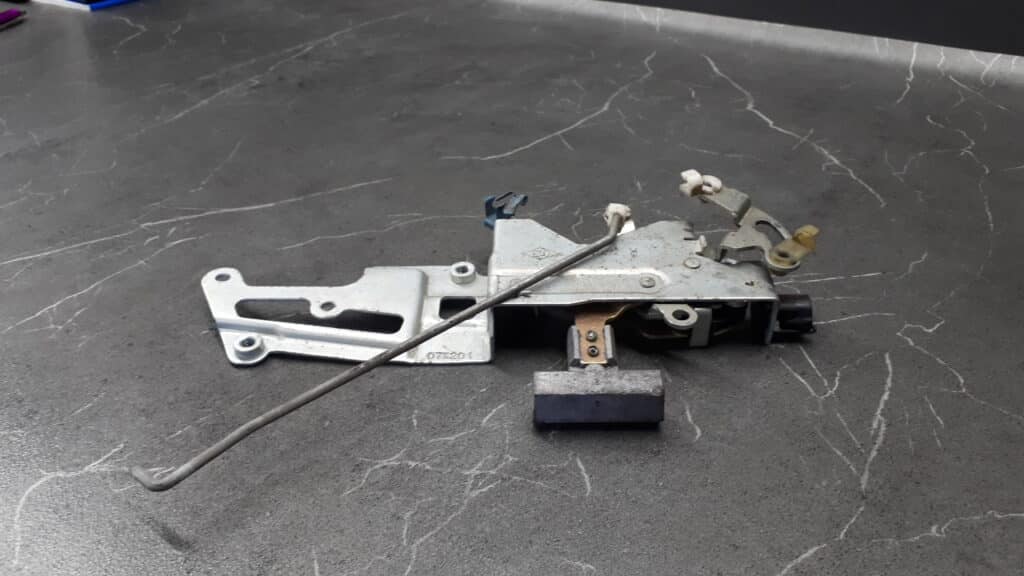 Zamek drzwi prawy tyl renault master