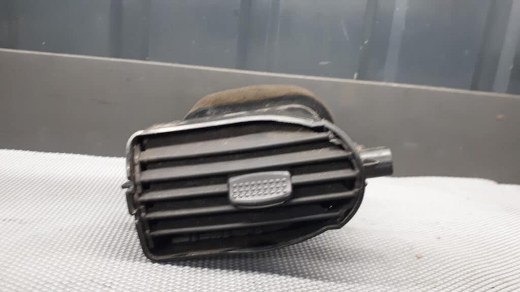 1688300254 Kratka Nawiewu Prawa Mercedes W168