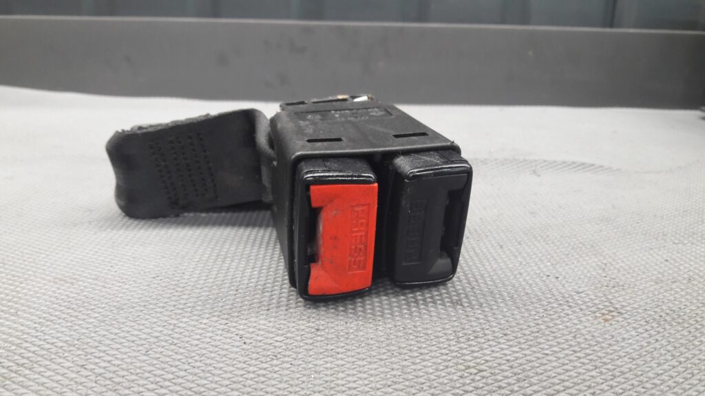 5502388AA ZAPINKA PASA TYL RENAULT MEGANE I