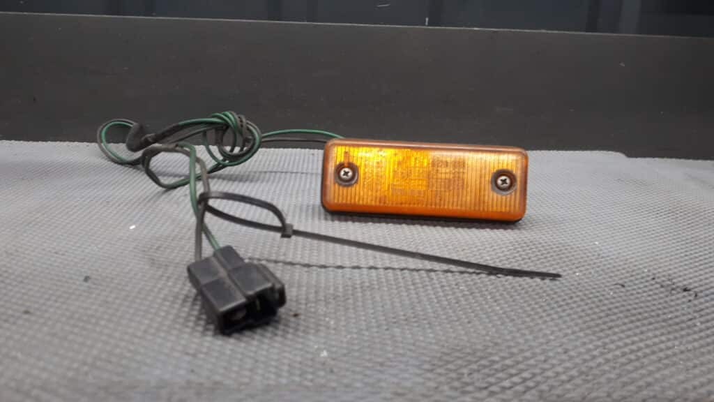 214-61138 Kierunkowskaz Blotnika Mazda 626 II 86r