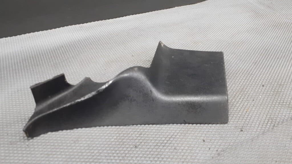 9636025977 obudowa zawiasa maski peugeot 607