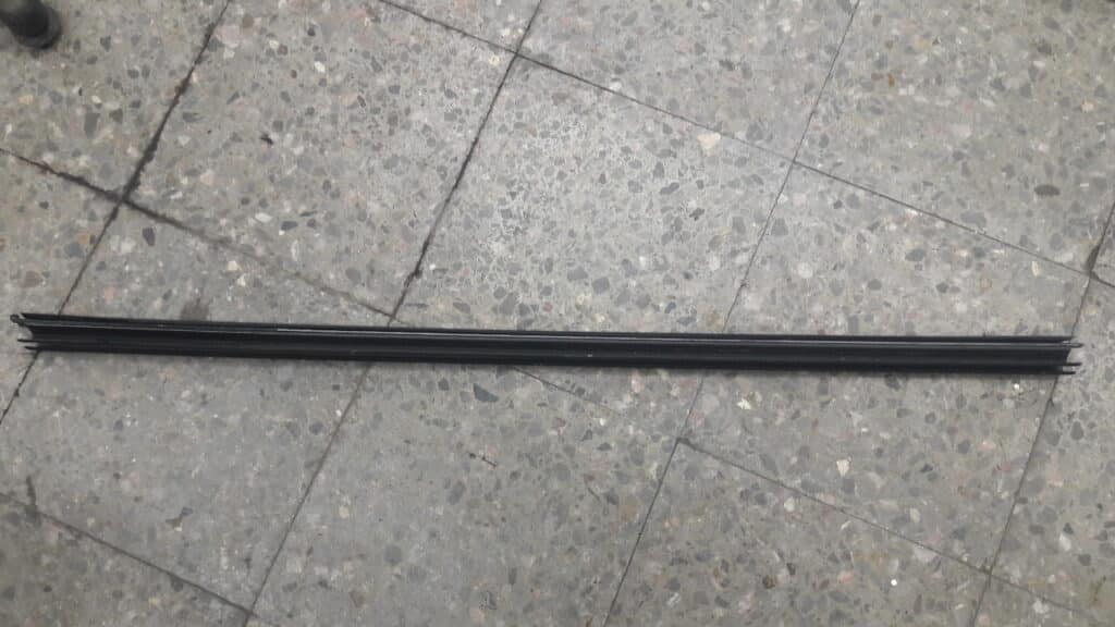 Listwa zgarniajaca prawa wewnetrzna renault twingo II 3D