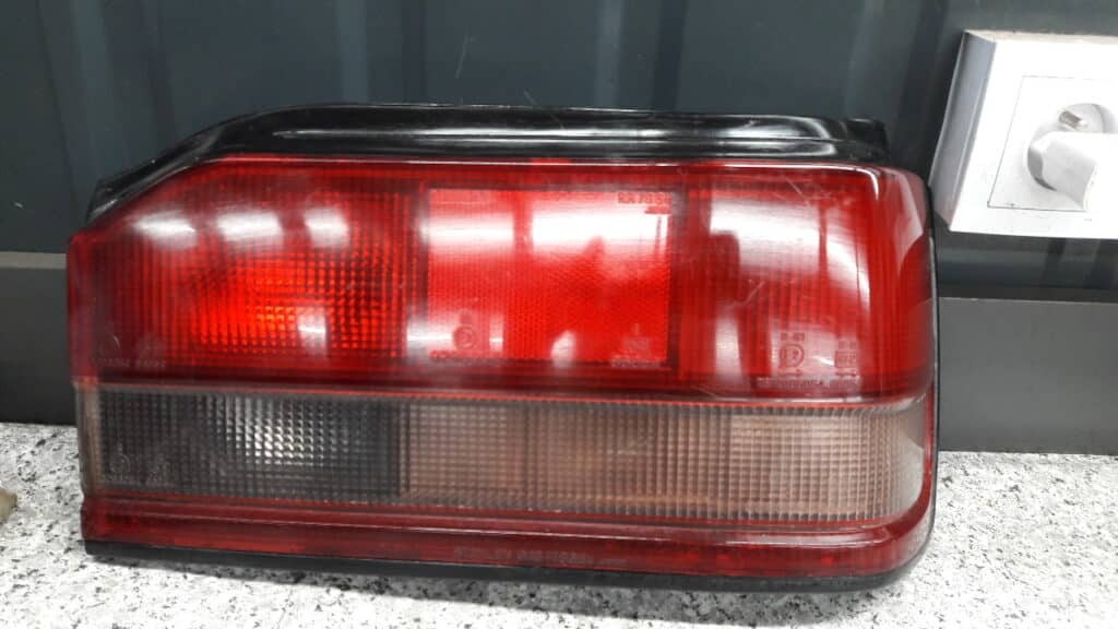 lampa prawa mazda 323 II 89r