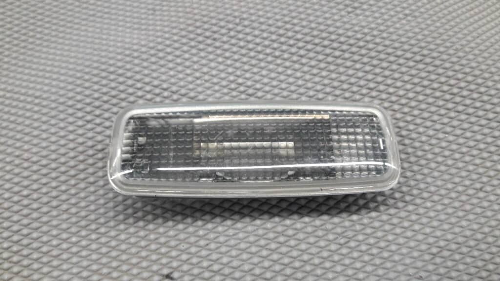 8LO947105A lampka kabiny prawa audi A6 C5