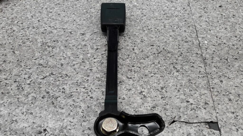 4B0857756E zapinka prawy pas audi a6 c5