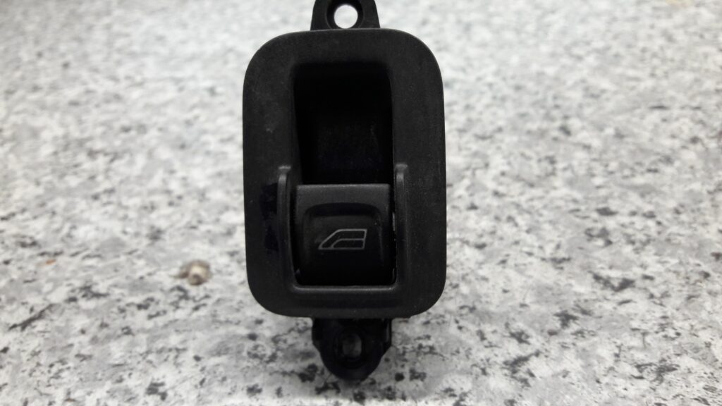 39773217 przycisk opuszczania szyby volvo s40