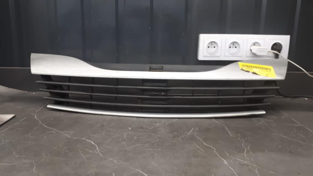 820012581 Atrapa Grill Przod Renault Laguna II