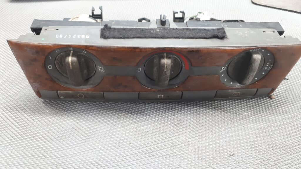 9041704797  panel klimatyzacji volvo v40 98r