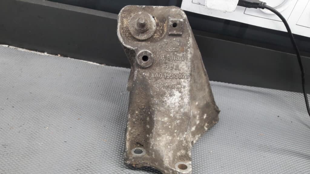 8A0199307B lapa silnika lewa vw passat b5 kombi 1.9tdi