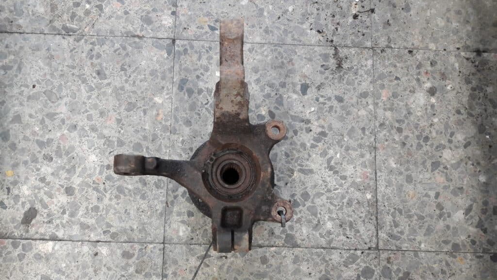 zwrotnica piasta lewy przod nissan note E12 1,5dci