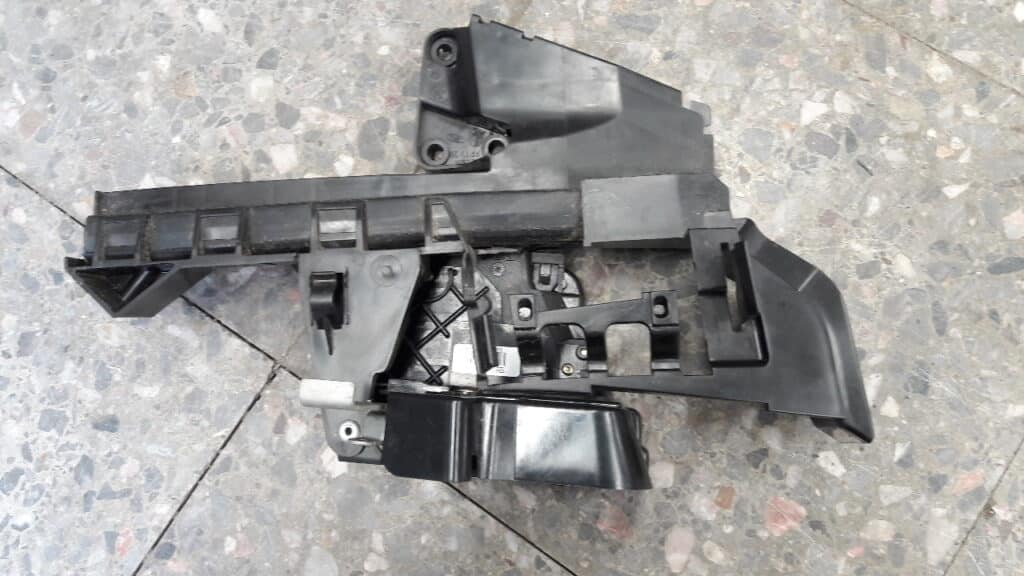 4M5AA26413BB zamek drzwi lewy tył Focus MK2