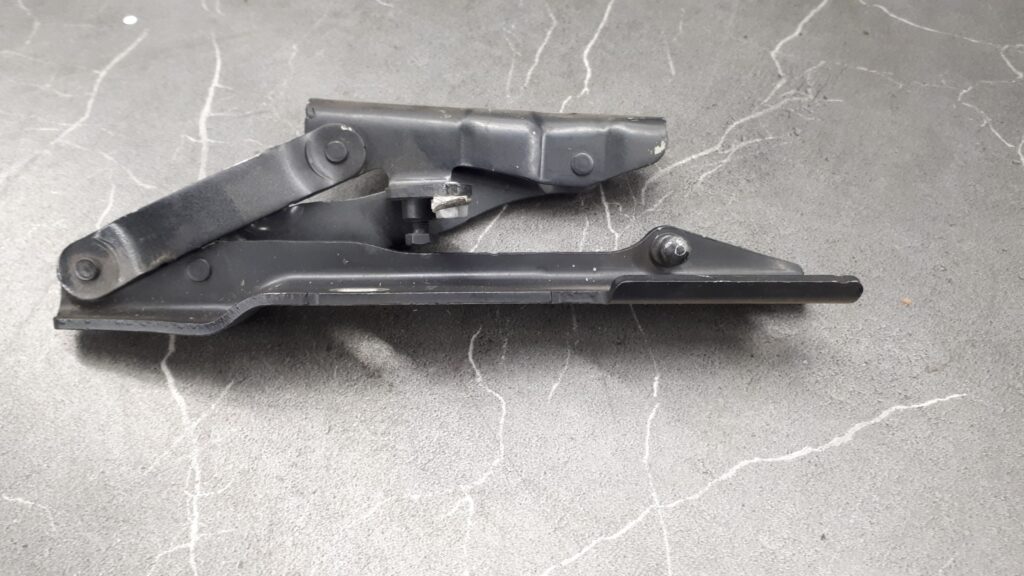 7008728 zawias maski prawy przod BMW E60