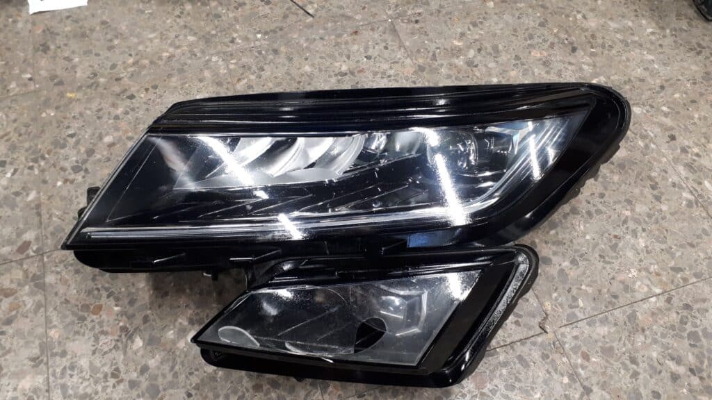 1ZX012669-25 Reflektor lewa skoda Kodiaq 566 LED
