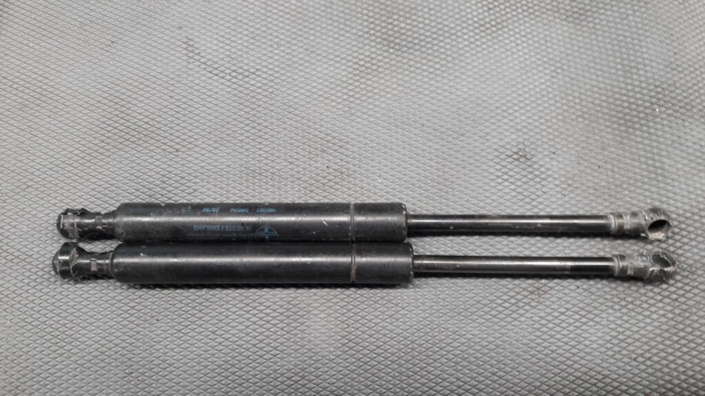 8443090J00 silownik maski nissan primera p11