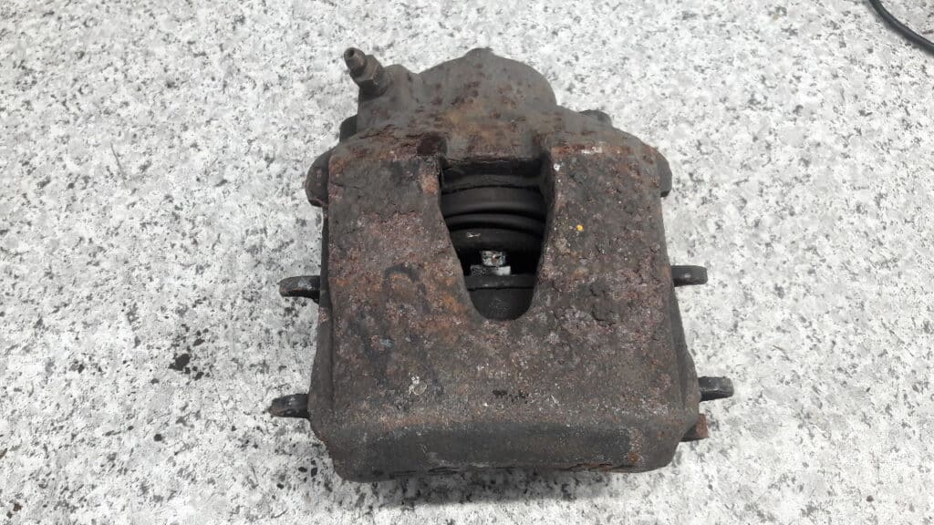 zacisk prawy przod audi a3 8l