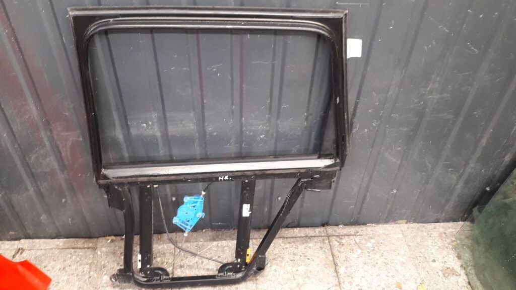 7L0839462A mechanizm ramka szyby prawy tył Touareg I 04r
