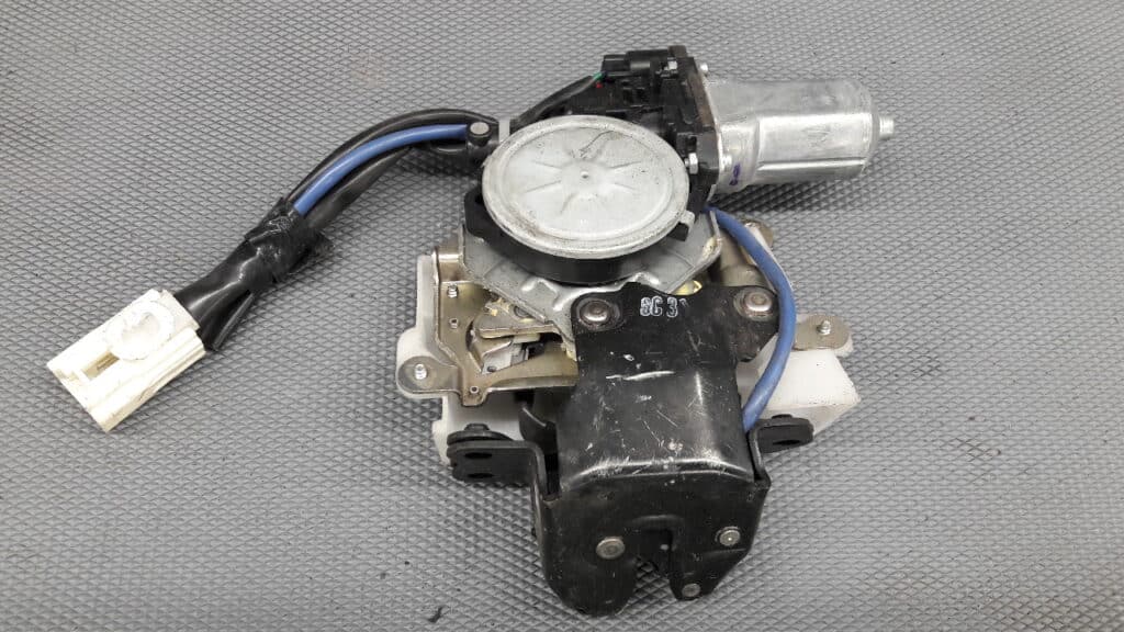 zamek klapy bagaznika lexus r400h