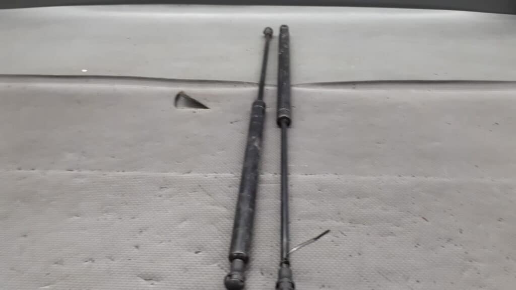 9631441380 Silowniki klapy bagaznika Peugeot 206 komplet