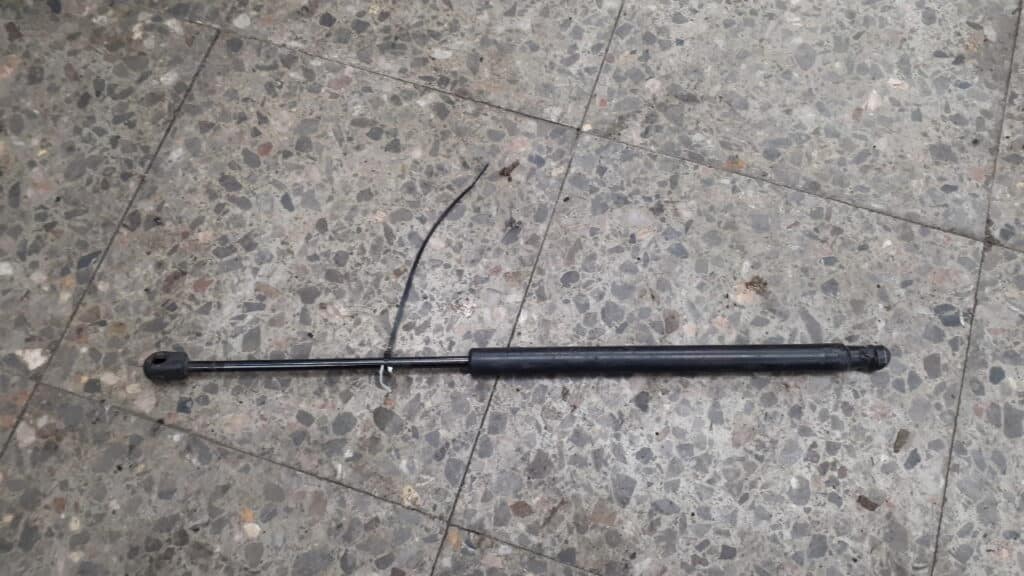 817701C001 Silownik klapy bagaznika hyundai getz
