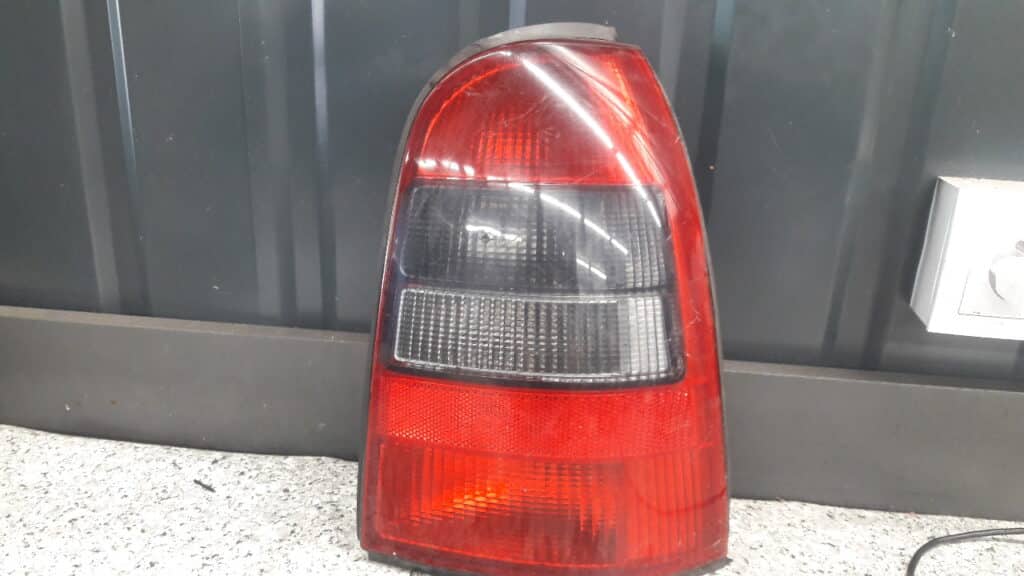 90585001 lampa prawy tyl opel vectra b kombi