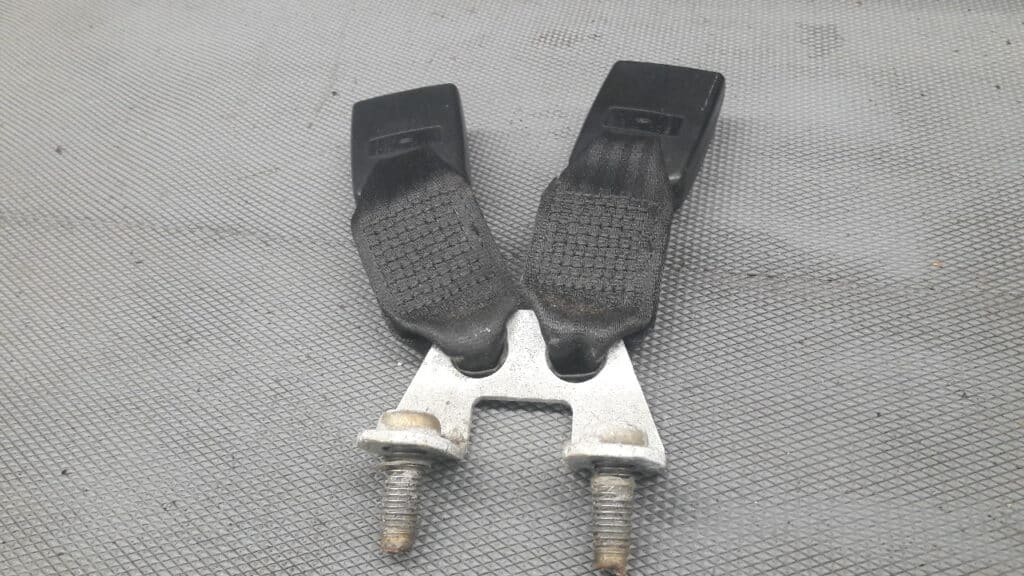 2S6AA613K21AC zapinki pasa tyl ford fiesta mk6