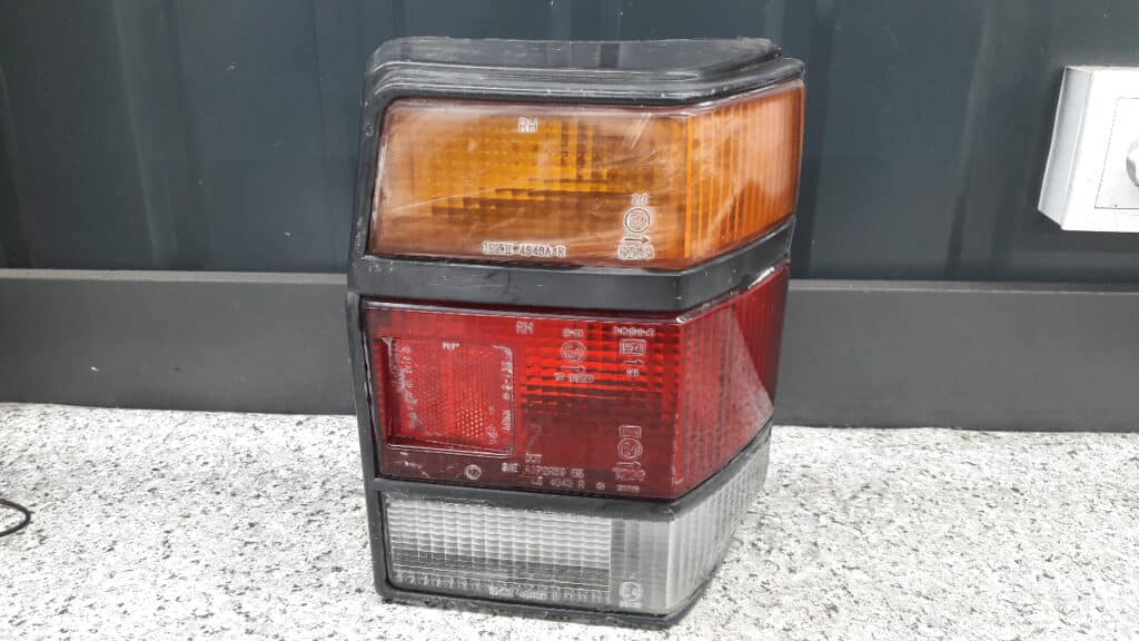 lampa prawy tyl subaru justy I