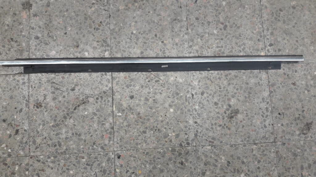 4E0853283 listwa zgarniajaca chrom audi a8 d3